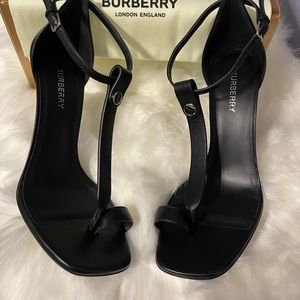 Burberry
Toe Ring Leather Sandal